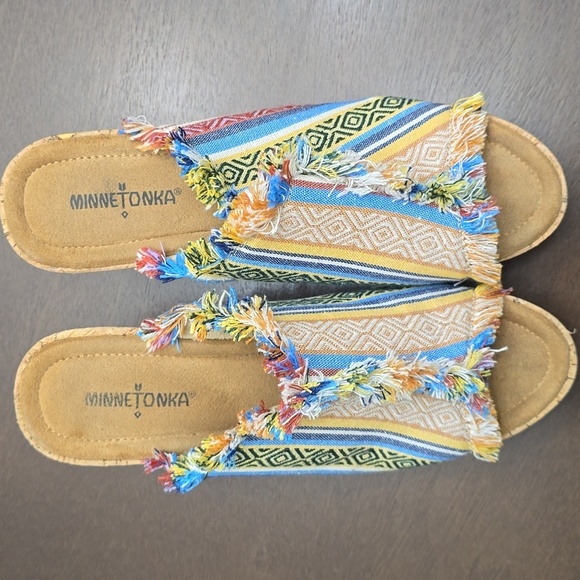 MINNETONKA Women's 11 Multicolor Wedge Sandals Fabric Pattern Fringe - Picture 2 of 7